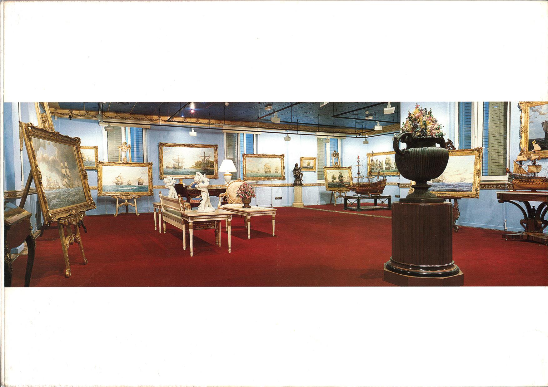 Peter G. Power junto a una de sus obras en una exposición
